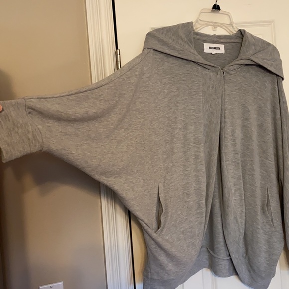BB Dakota Cardigan / Cape - Picture 2 of 6